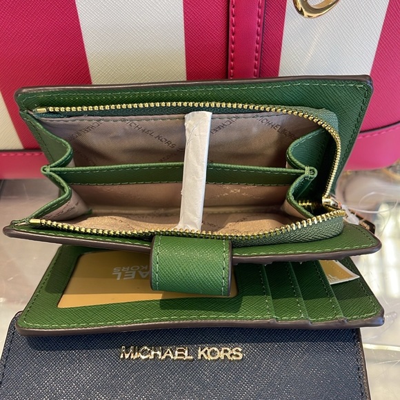 MICHAEL KORS
Medium Jet Set Travel Crossgrain Leather Bifold Zip Wallet
NWT - Picture 10 of 16